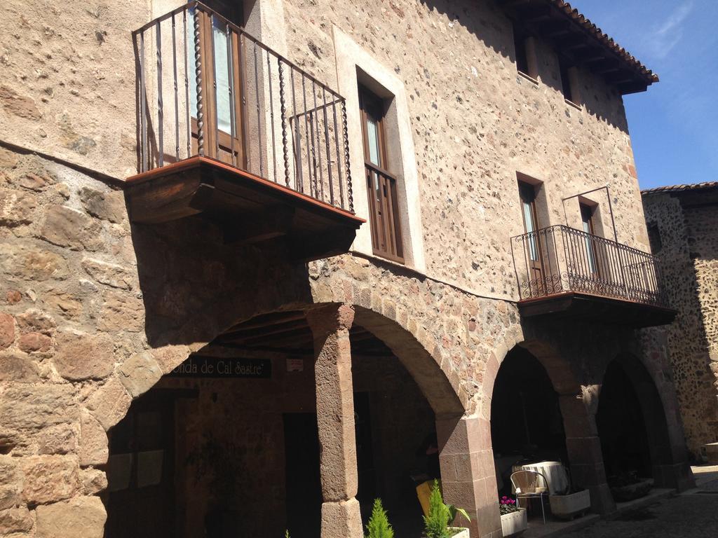 Hotel Cal Sastre Santa Pau Exterior foto