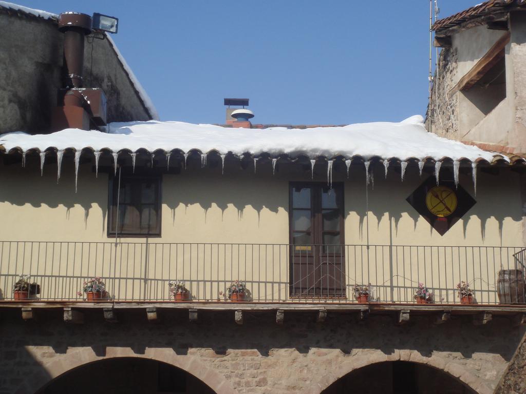 Hotel Cal Sastre Santa Pau Exterior foto